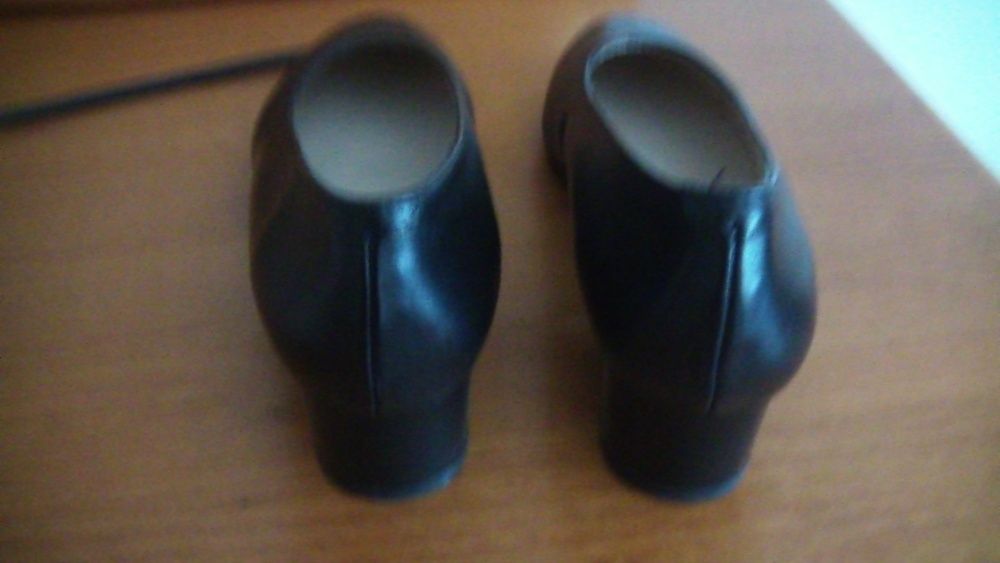 Sapatos em pele verdadeiro cor preto tamanho 38.Exercito