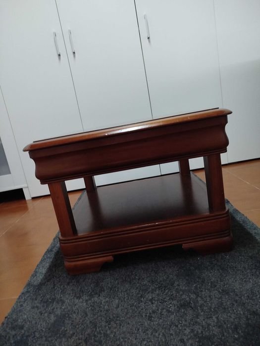 Mesa de sala com gaveta
