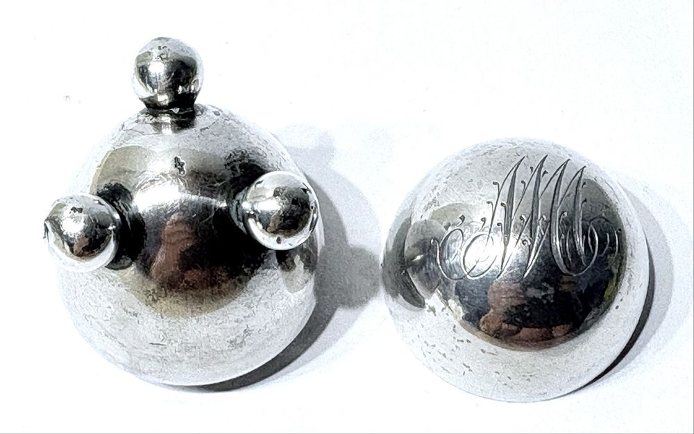 Linda antiga caixa em forma de ovo com monogramas e pés de bolas em prata contrastada