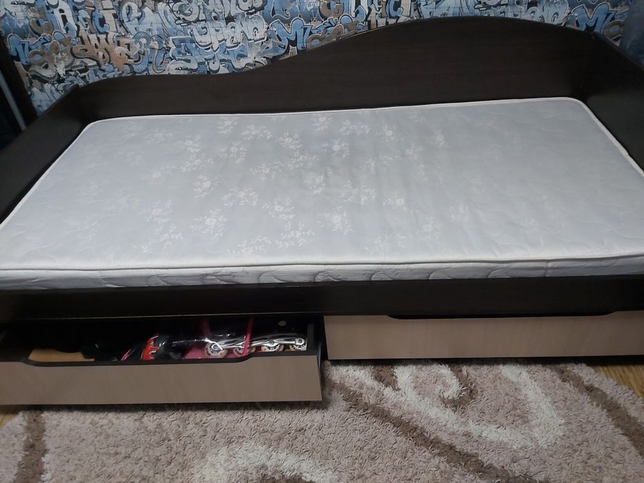 Кровать  з матрасом.