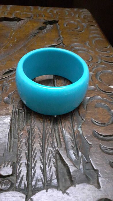 Duas pulseiras largas