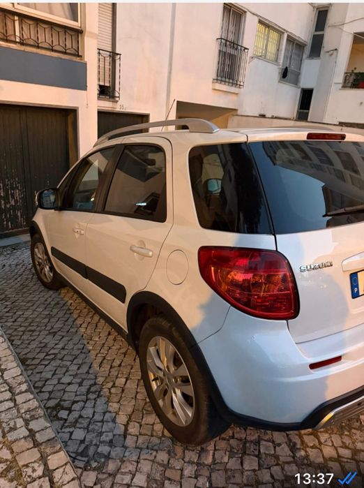 Suzuki SX4 2013, gasolina, caixa manual, branco, 104.000 km, teto de abrir. Muito estimado, inspeção e IUC em dia. €8.490 negociável. Cascais.