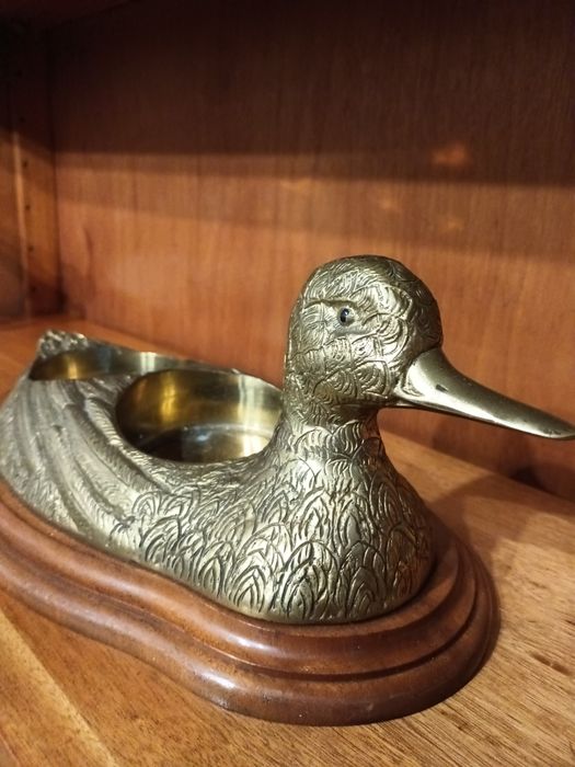 Base em madeira com pato em latão  usado como despeja bolsos