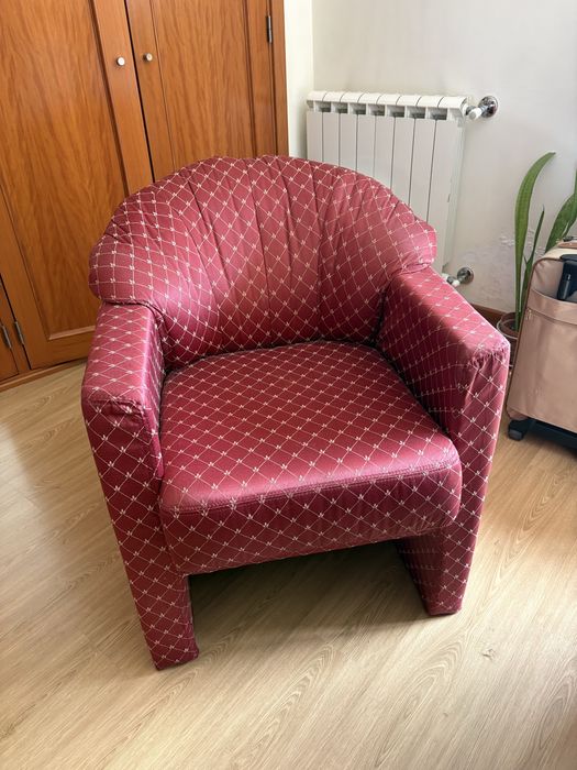 Poltrona de Design Clássico Envolvente – Bordô e Dourado