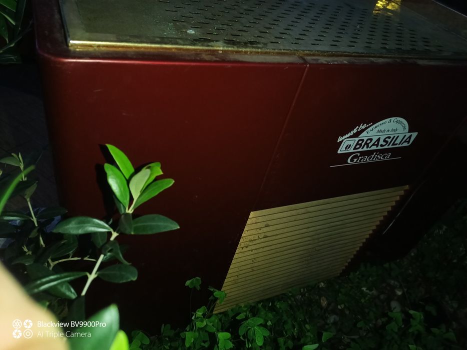 Máquina de café está em bom estado falta lhe os manípulos