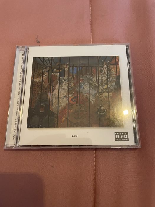 Vendo varios cds, cada um com o valor de 7€