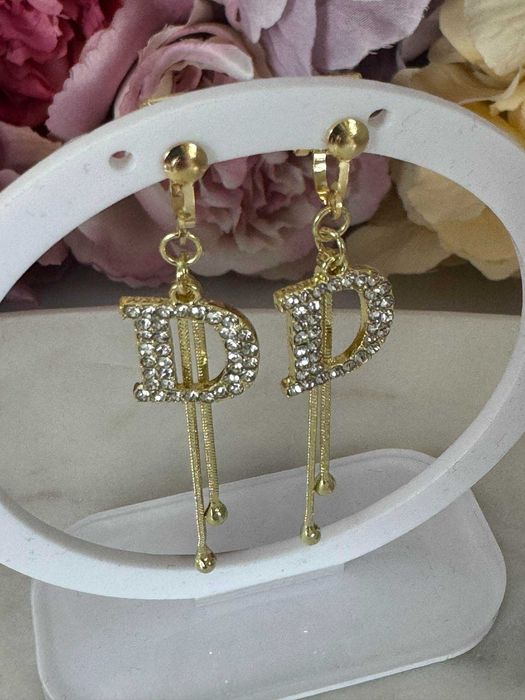 Klipsy frędzle długie wiszące pozłacane literka D c102