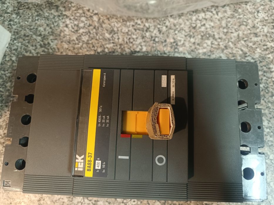 Автоматичний вимикач ланцюга VA88-37 3P 400A 35kA IEK