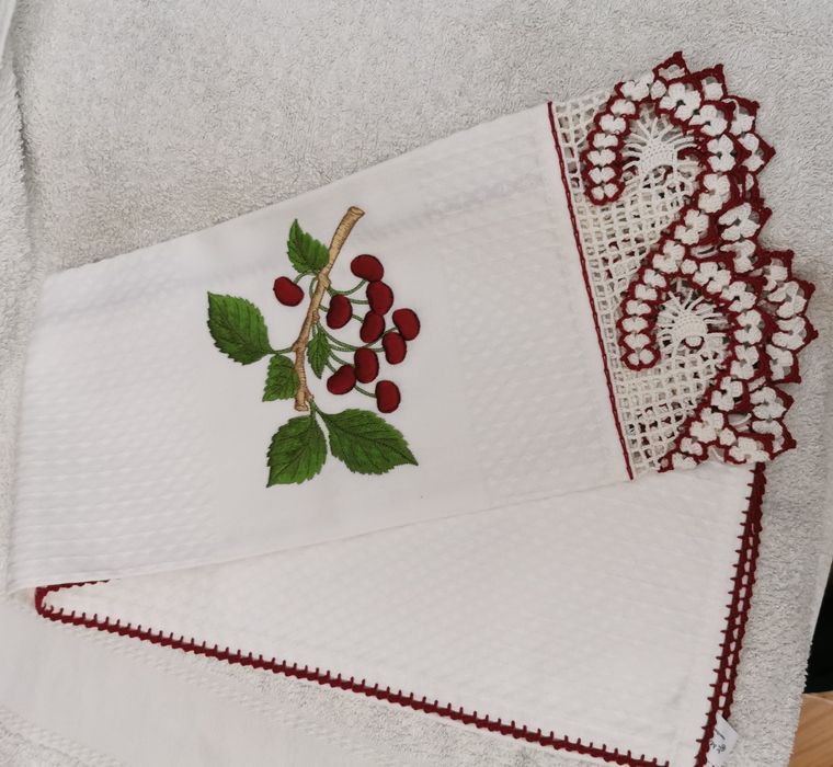 Panos com bordado e crochet