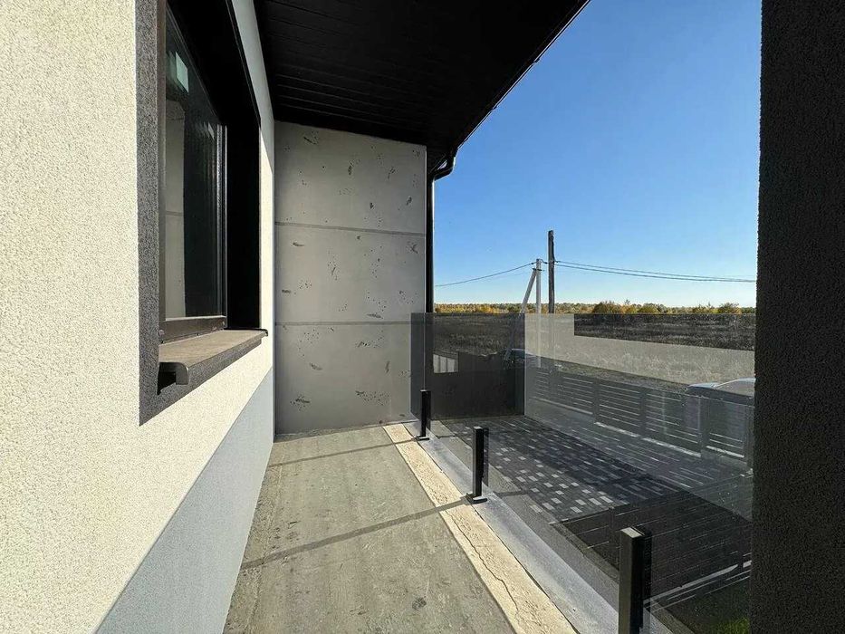 Сучасний дуплекс з великою ділянкою