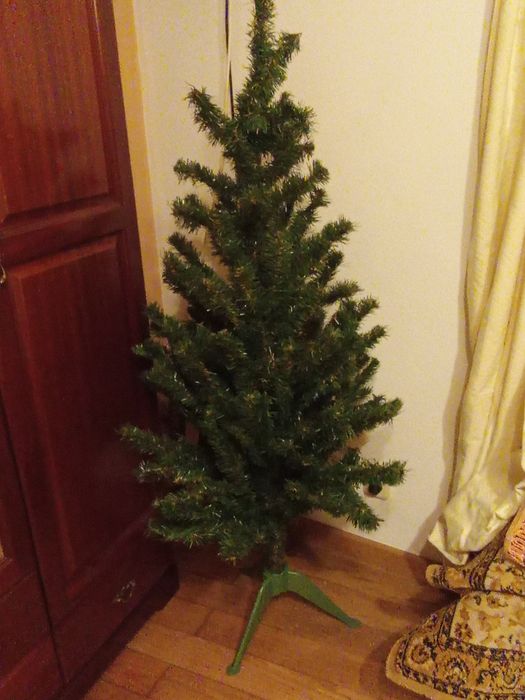 Árvore de natal artificial com efeitos castanhos + enfeites