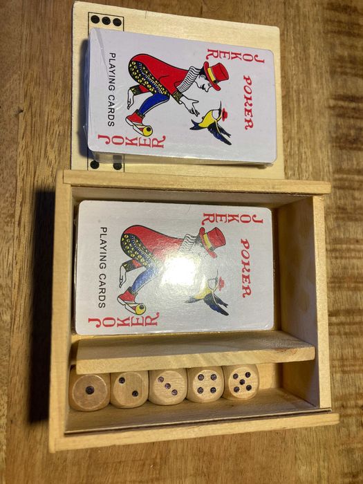 Подарок Набор карты игральные 2 шт + 5 кубиков в пенале Дерево Зарики