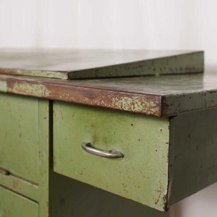 Mesa de corte industrial verde