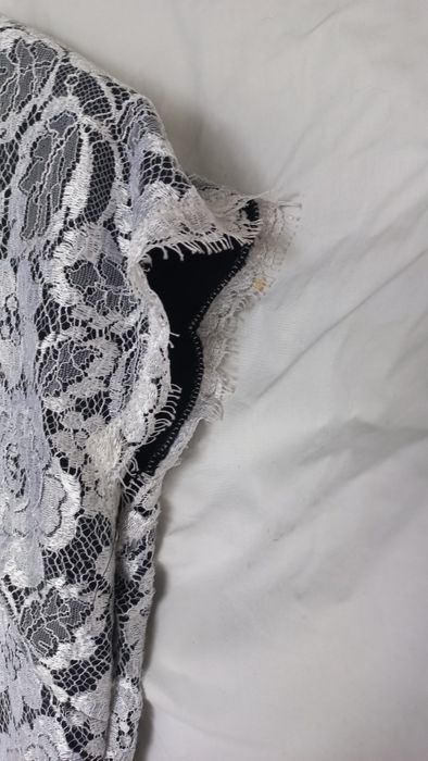 Blusa em renda branca e fundo preto