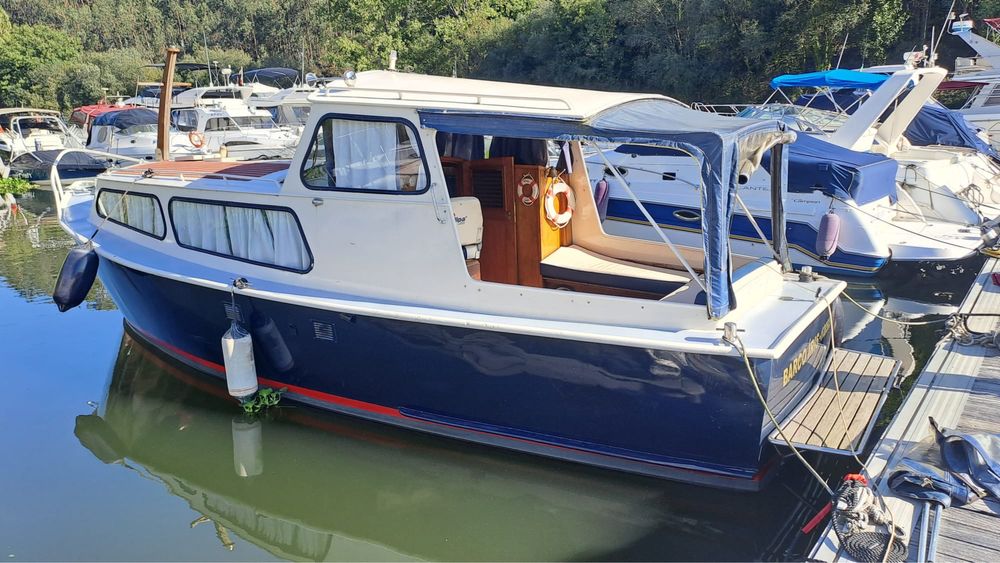 Barco de recreio com capacidade de 10 passageiros e com casco em aço naval e motor 180 D, gasoleo, 8,5 m, de 1985