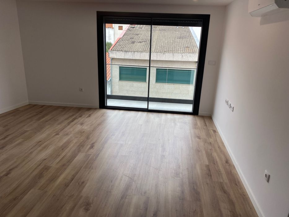 T2 novo. Sem mobilias. Garagem.. Arrendar no Centro de Bragança