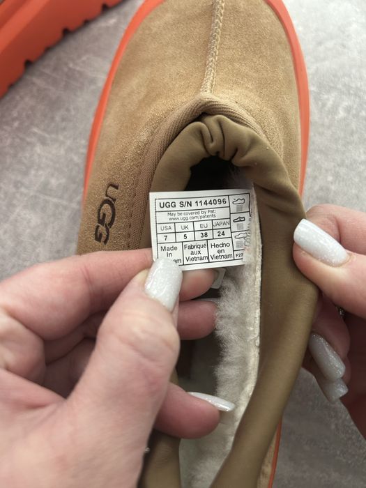 Ugg з яскравою підошвою