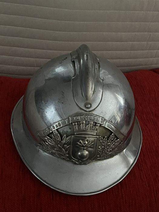 Capacete de bombeiro muito antigo em bom estado