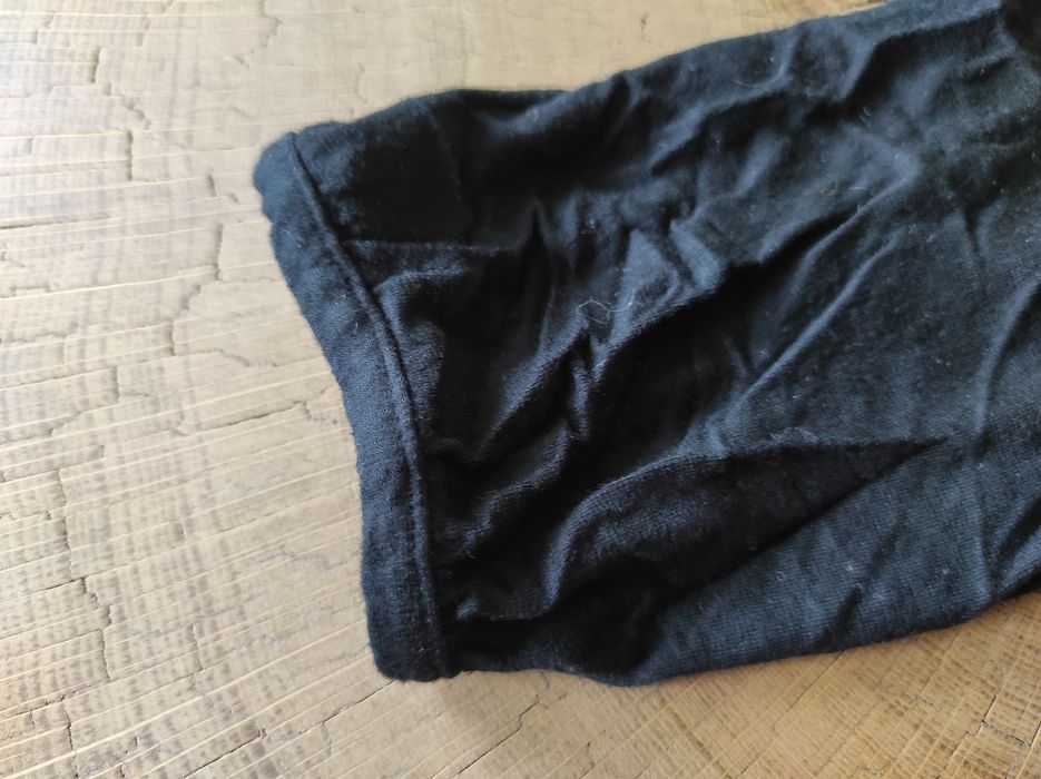 Czarny półgolf rozpinany pod szyją