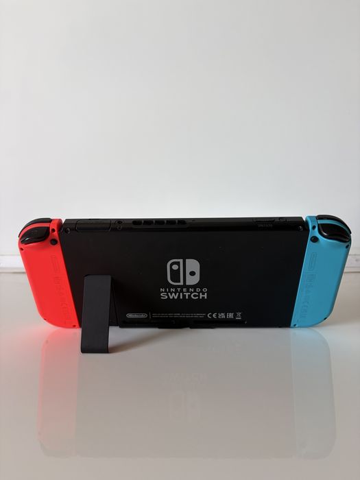 Nintendo Switch, com cartão de 128gb, caixa e cabos oficias, comando Pro Consoller e 6 jogos