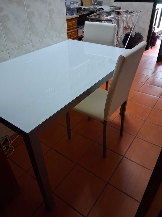 Conjunto mesa e cadeiras de cozinha.