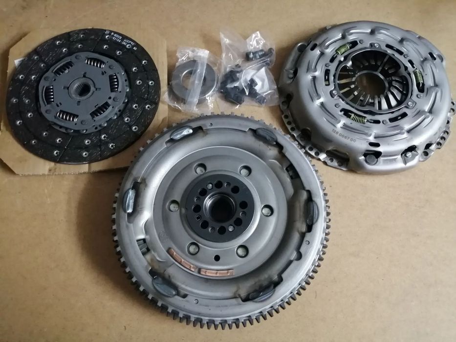 Kit de Embraiagem Bimassa - Nissan Navara D40 2.5 DCi Luk 600020900