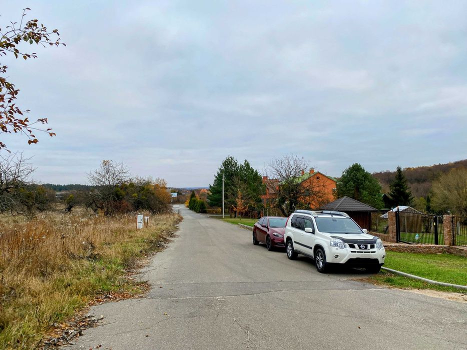 Продаж унікальної ділянки 9 сот з Соснами та видом на Заповідний ліс.