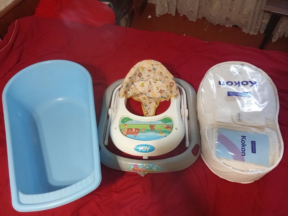 Продам  кокон,ванночку,ходунки,а так же вещи на девочку от 0 до 1)