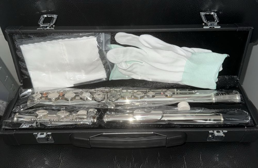 Продам нову поперечну флейту у строї С .