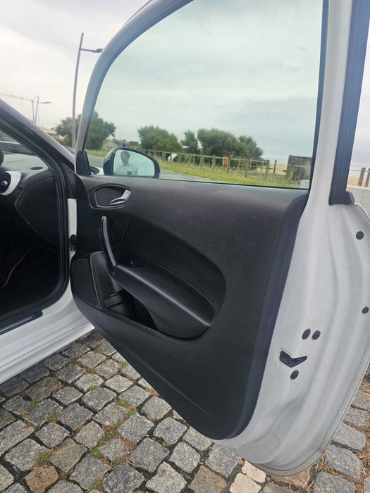 Vende-se Audi A1 - S Line- Viatura económica