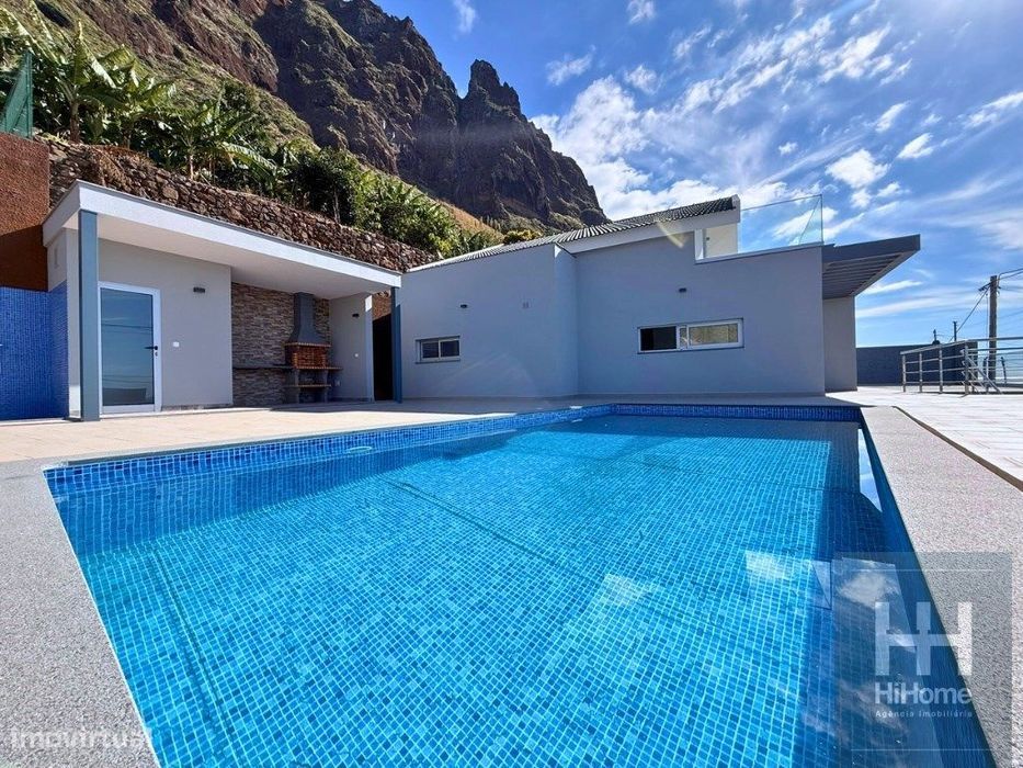 Moradia T4 de Design Contemporâneo no Paul do Mar - Calheta, Madeira