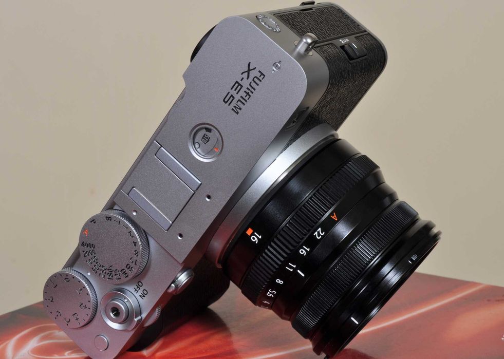 Fuji X-E5 Silver, nova, zero fotos + XF 16mm F: 2.8 WR em estado novo.