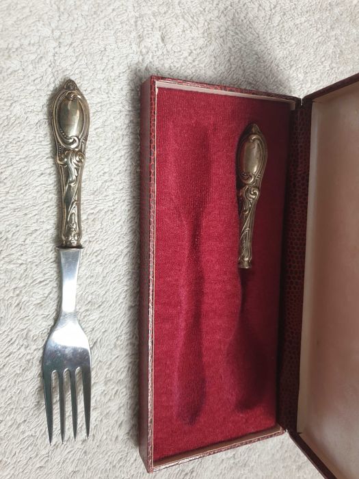 Garfo de prata e cabo de colher