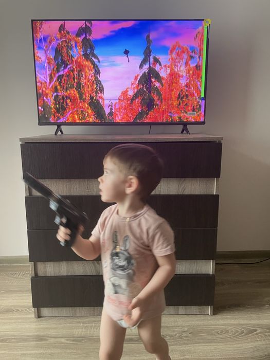 Продам телевізор Hisense SMART TV 43 дюйми