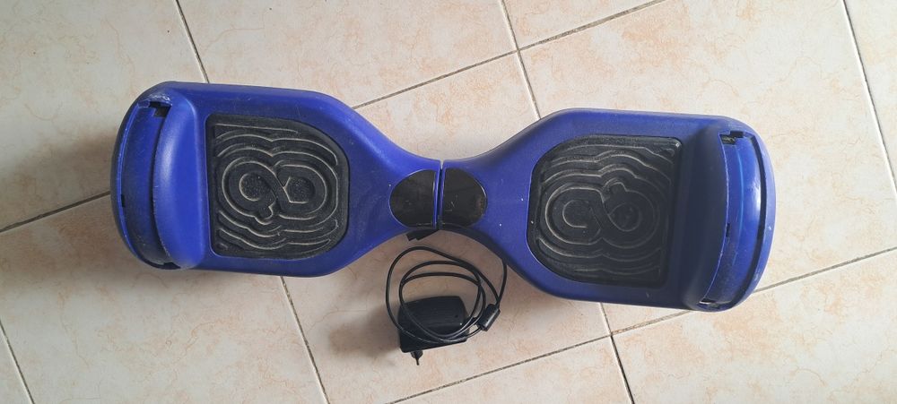 hoverboard (ou scooter elétrica de autoequilíbrio) na cor azul.