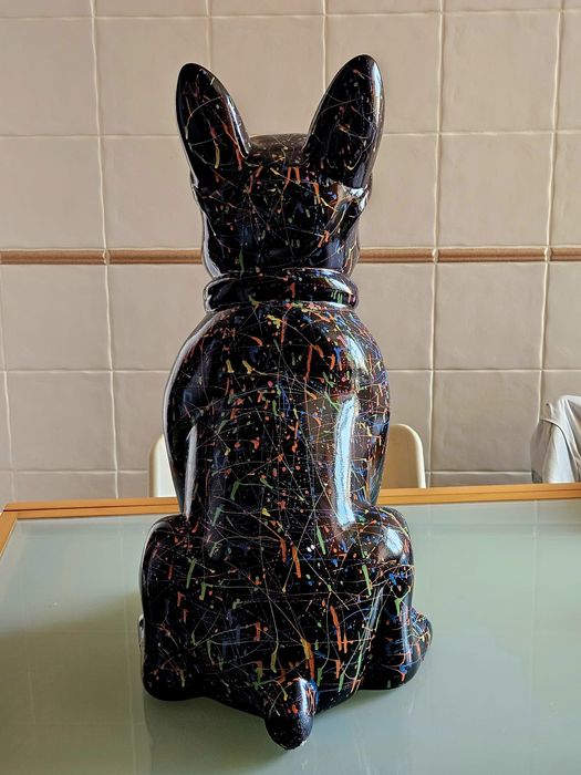 Escultura decorativa de Bulldog Francês em resina.