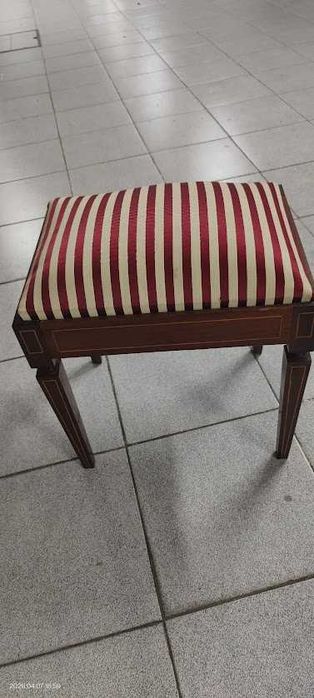 Banco Estofado Vintage em Madeira Maciça