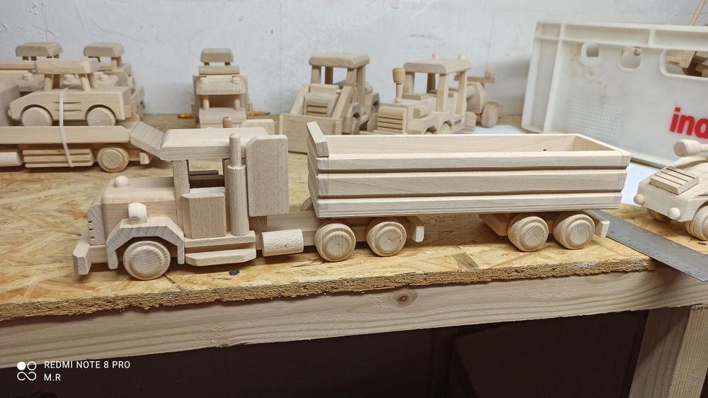 Modele z drewna nadrukiem