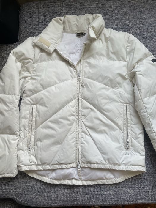 Жіночий білий пуховик