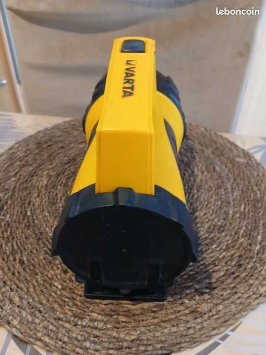 Lanterna industrial VARTA impermeável, flutuante e à prova de impacto