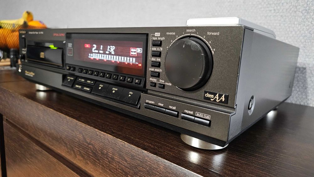 Odtwarzacz CD firmy TECHNICS model SL-P555 + Pilot.