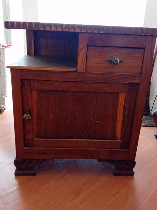 Mesa de cabeceira.