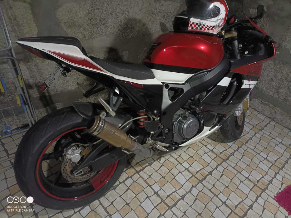 Honda 900 RR em bom estado