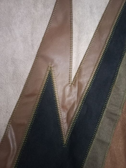 Vestido super elegante, de "pele pêssego " com fechos  atrás. (M)