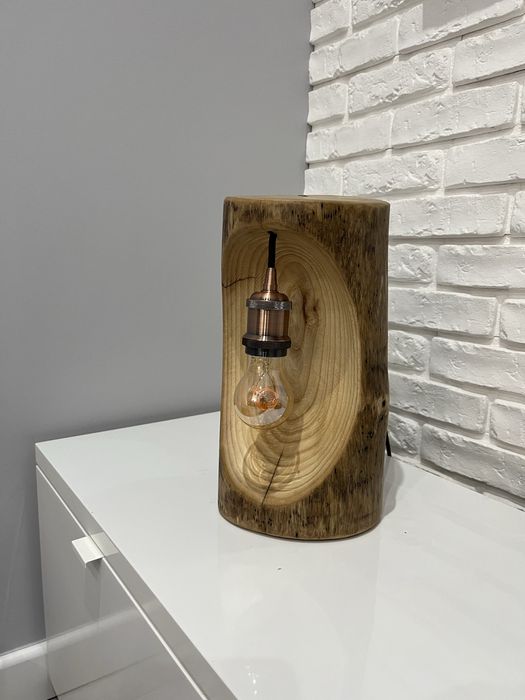 Lampka z drewna recznie wykonana.