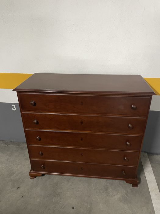 Móvel com gavetas em madeira