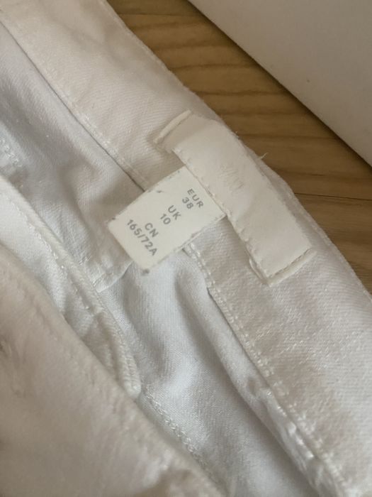 H&M biale jeansy z postrzępionymi nogawkami i przetarciami