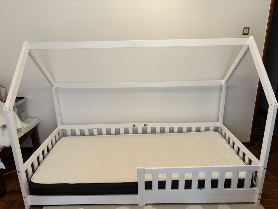 Cama em forma de casa Montessori