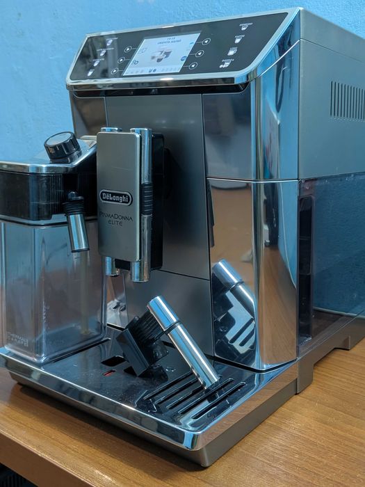 Кавомашина DeLonghi PrimaDonna Elite.