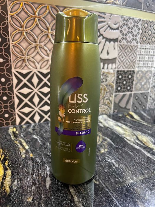 Szampon Liss Frizz Control 400 ml.  z witaminą E i keratyną. Deliplus